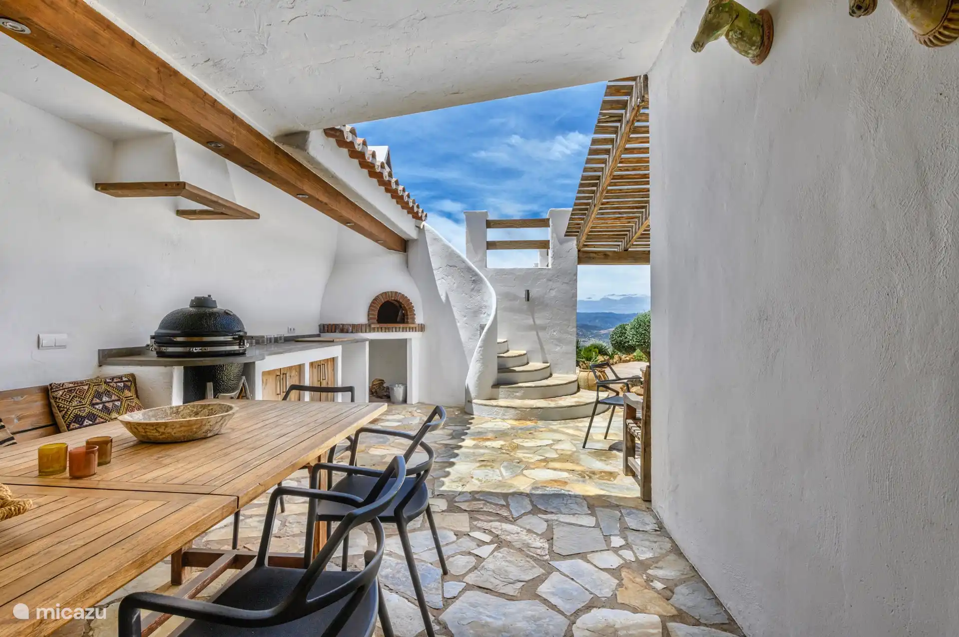 Außenküche mit Pizzaofen und Black Bastard BBQ