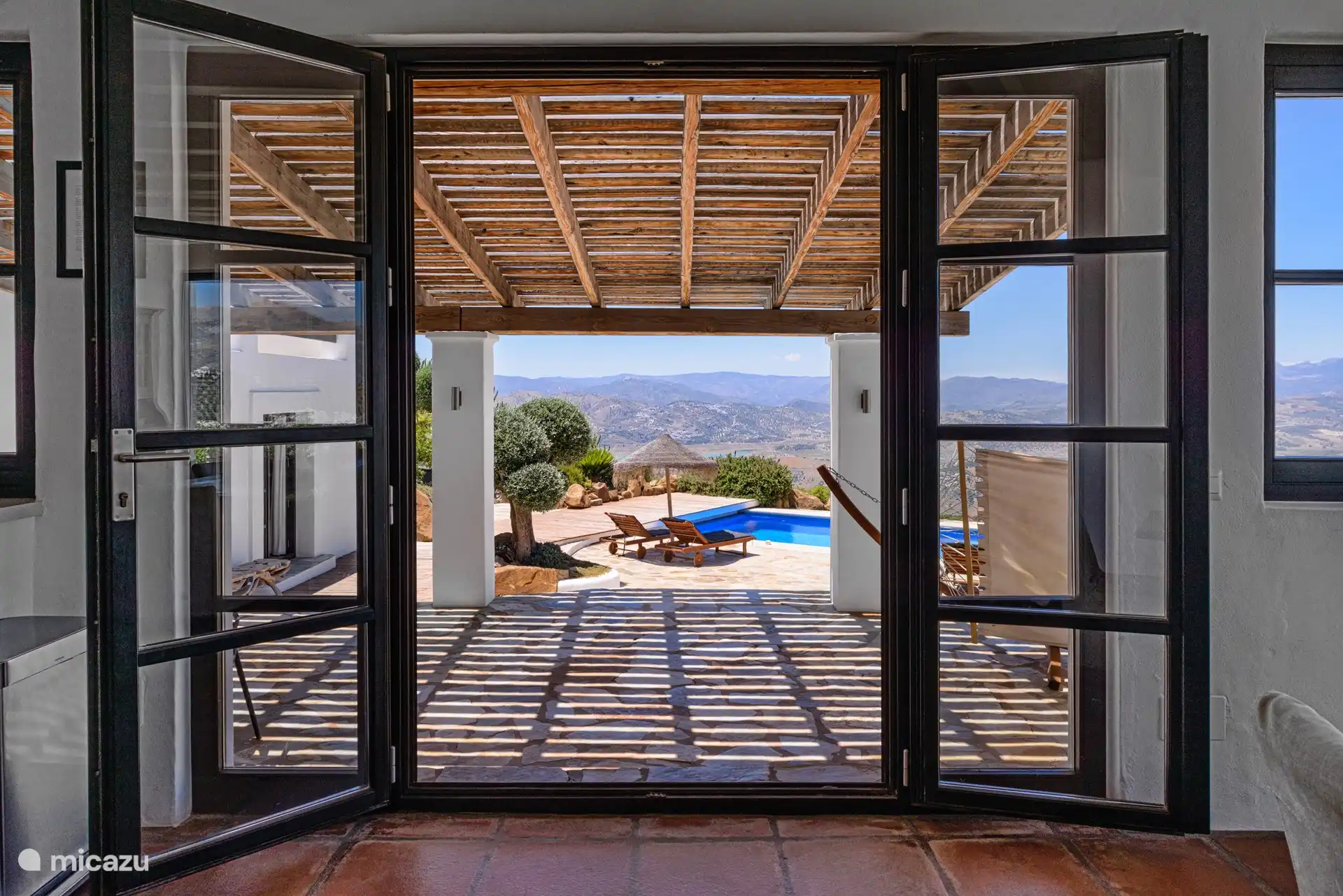 Blick auf die Terrasse von der Küche