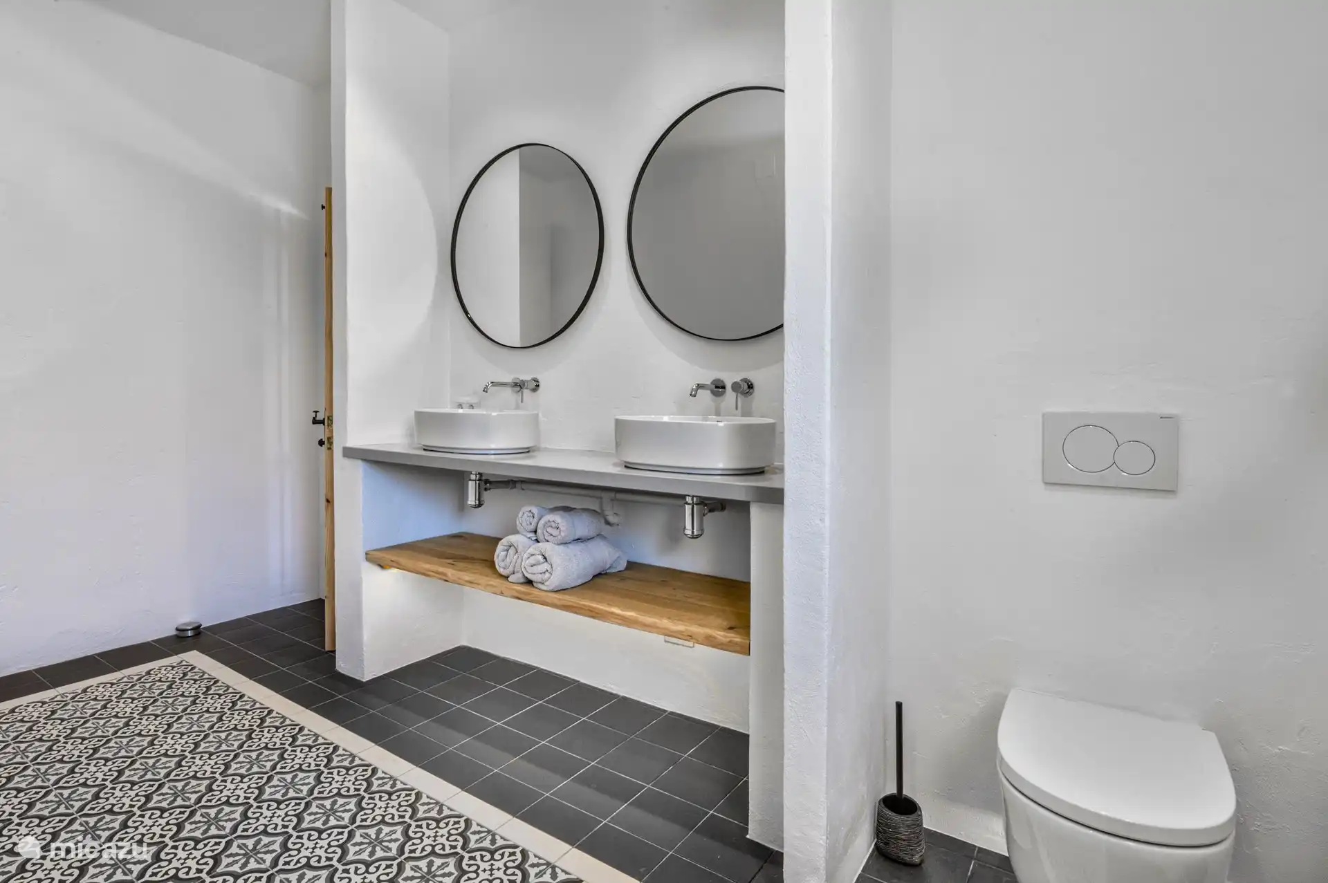 Geräumiges Badezimmer, das 2024 komplett renoviert wurde