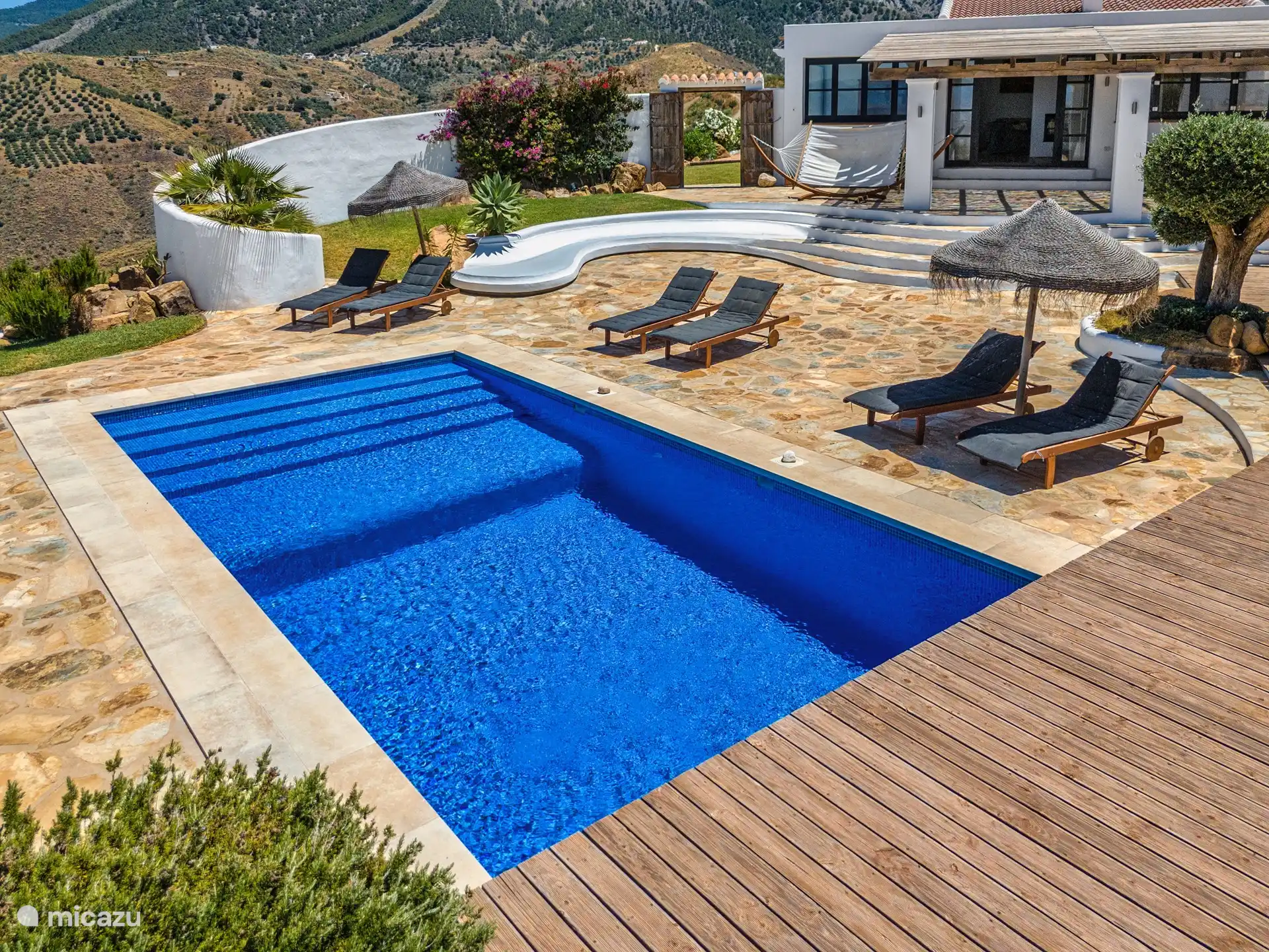 Terrasse und Swimmingpool