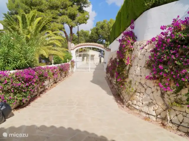 Casa Juliana | Espagne, Costa Blanca, Moraira - villa Entrée avec portail électrique où vous obtenez l'émetteur. Place pour 2 voitures.