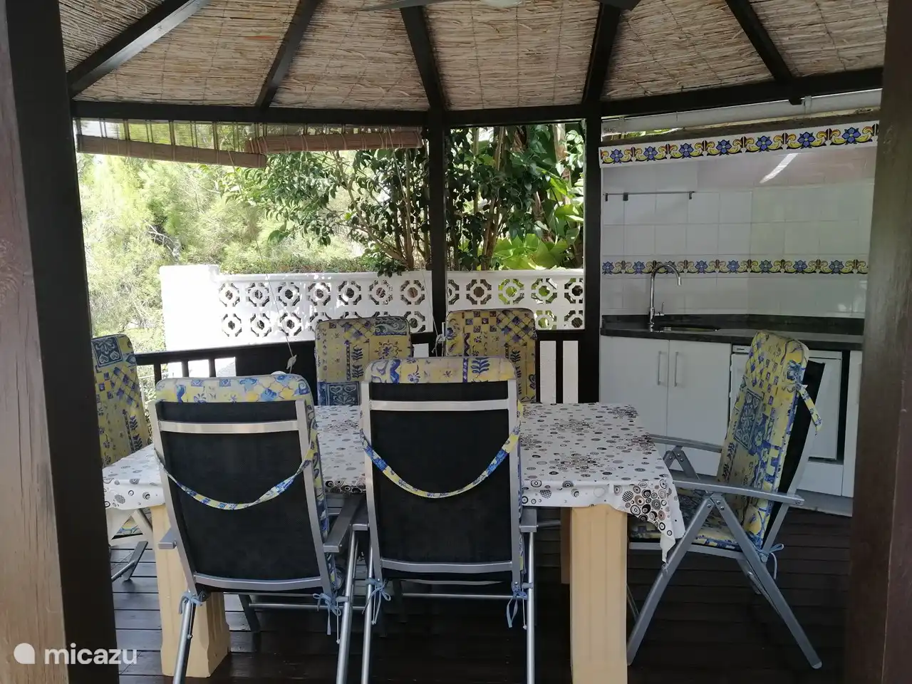 outdoor kitchen with running water, light and freezer