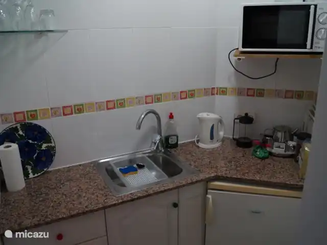 Casa Juliana | Espagne, Costa Blanca, Moraira - villa Cuisine à l'intérieur avec réfrigérateur, évier, micro-ondes, bouilloire et plaque électrique 2 feux. Casseroles, assiettes, etc. présentes