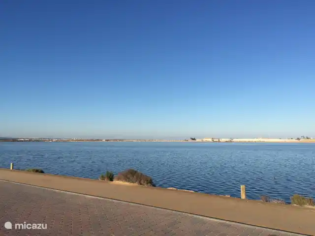 El Nido del Mar Menor en España, Costa Cálida, Lo Pagán - villa ciclismo a lo largo de los lagos salados