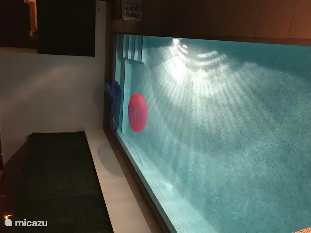 Schwimmbad in der Nacht