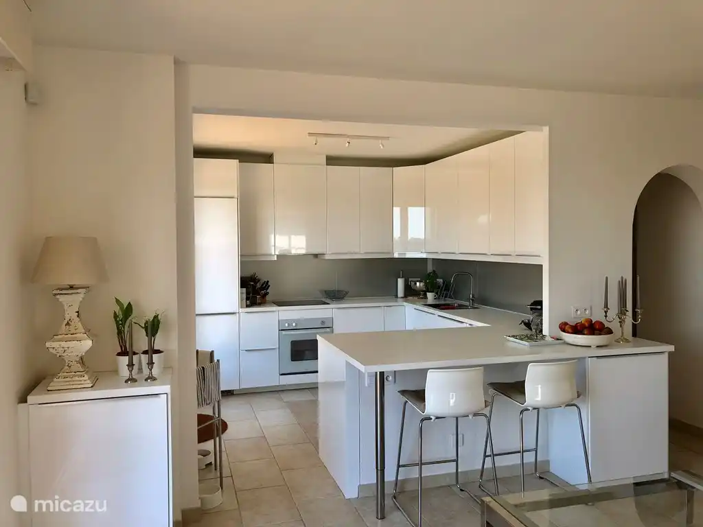 Offene Küche; Schöner Ort, um sich beim Kochen hinzusetzen.