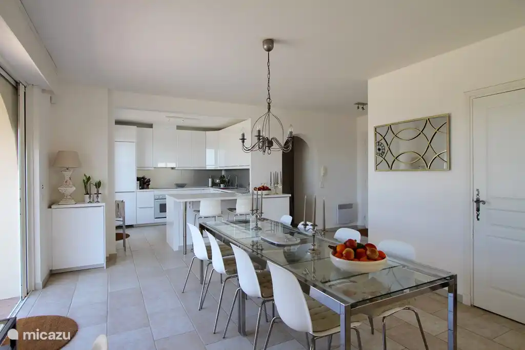 Esszimmer - offene Küche - die Tische sind ausziehbar - so dass Sie mit 12 Personen daran sitzen können.