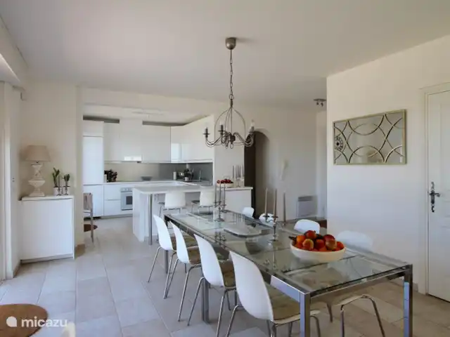 Villa Bonbonnette huren in Frankrijk, Côte d´Azur, Sainte-Maxime - villa Eetkamer - open keuken - de tafels zijn uitschuifbaar - zodat je er met 12 personen aan kunt zitten.