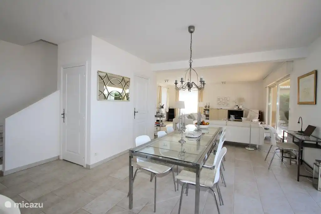 Ess- / Wohnzimmer, das Ganze zeigt sich sehr geräumig.