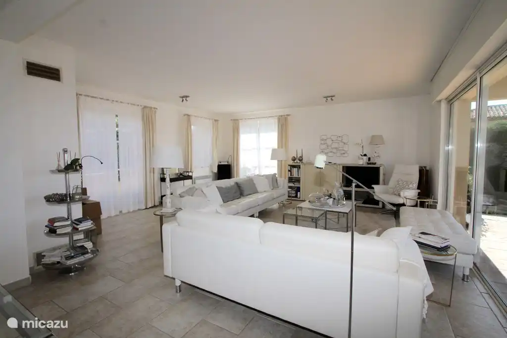 Wohnzimmer mit einem Dreisitzer- und einem Viersitzer-Sofa - Meerblick, auch wenn Sie drinnen sind.