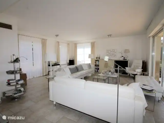 Villa Bonbonnette huren in Frankrijk, Côte d´Azur, Sainte-Maxime - villa Zitkamer met een driezits- en een vierzitsbank - uitzicht over zee ook als je binnen zit.