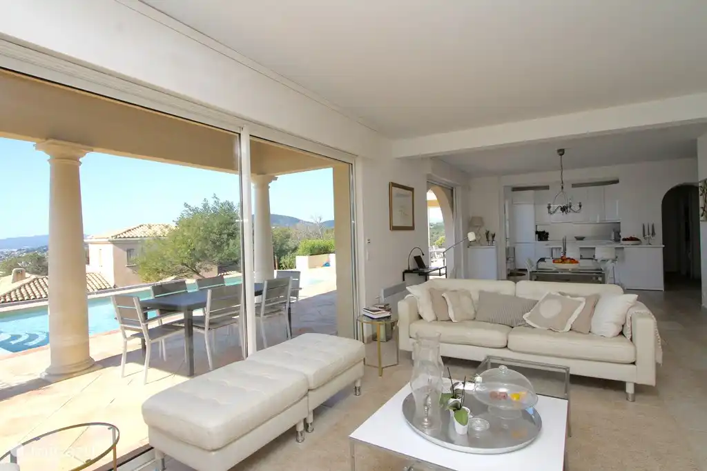 Blick vom Wohnzimmer auf die überdachte Terrasse.