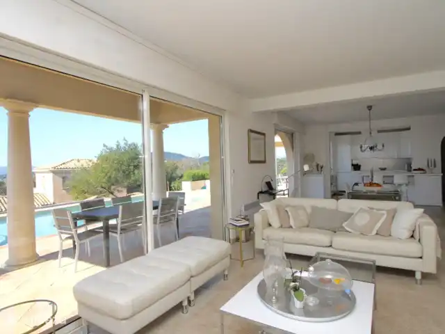 Villa Bonbonnette huren in Frankrijk, Côte d´Azur, Sainte-Maxime - villa Uitzicht vanuit zitkamer op overdekt terras.