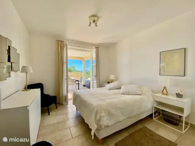 Villa Bonbonnette huren in Frankrijk, Côte d´Azur, Sainte-Maxime - villa Slaapkamer 1 - masterbedroom - openslaande deuren naar het terras - directe toegangg tot het zwembad.