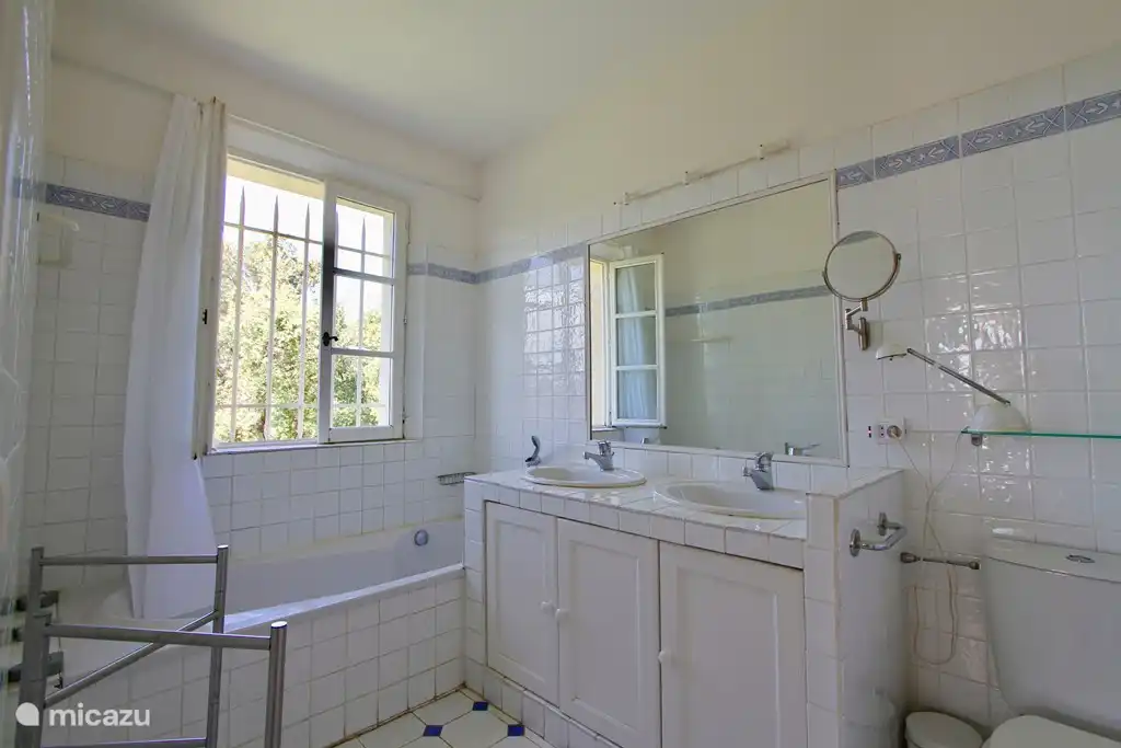 Badezimmer des Hauptschlafzimmers