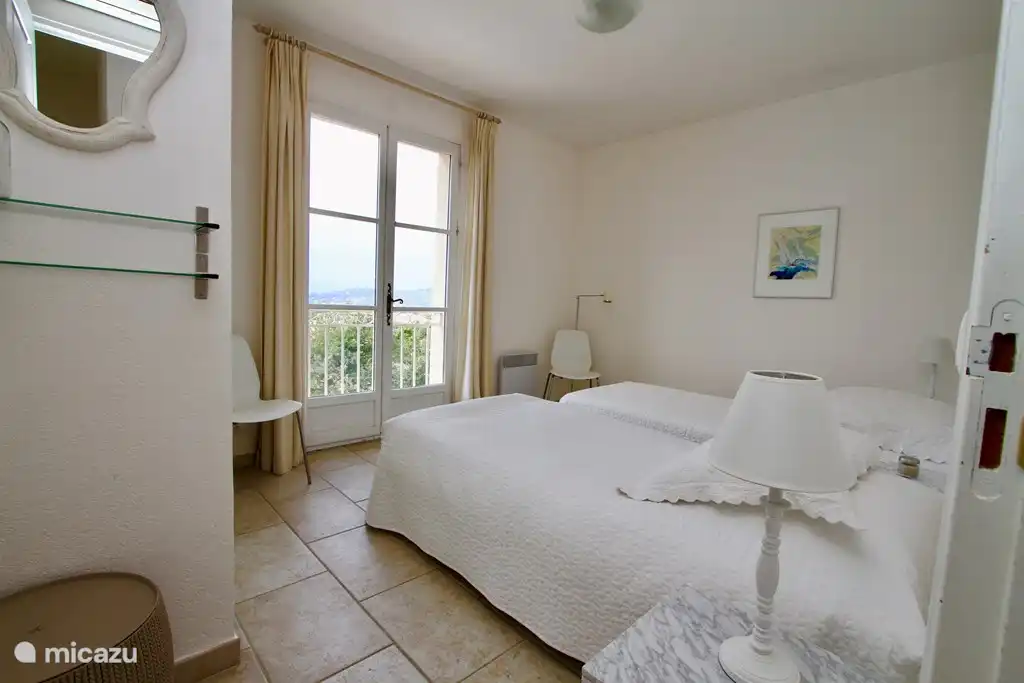 Schlafzimmer 2 - mit französischem Balkon und Blick auf die Bucht und Ste Tropez