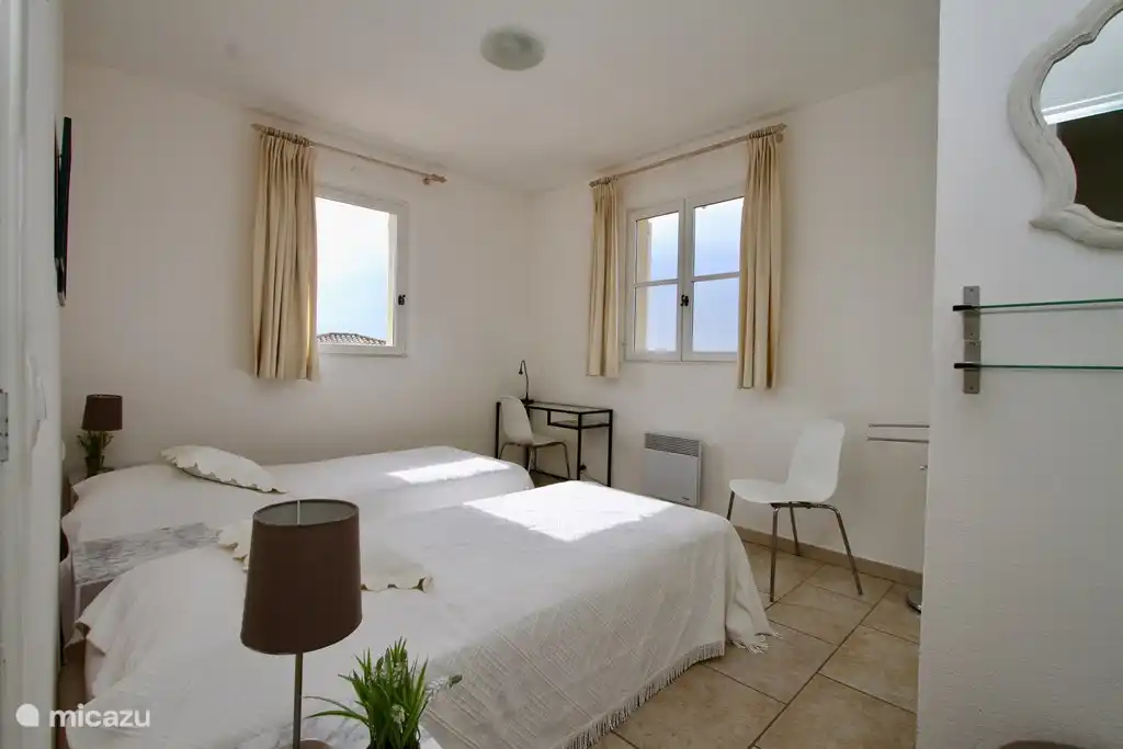 Schlafzimmer 3 - kochen Sie hier mit Blick auf die Bucht und St. Tropez, aber auch auf der anderen Seite die Weite des Mittelmeers.