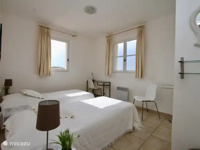 Villa Bonbonnette huren in Frankrijk, Côte d´Azur, Sainte-Maxime - villa Slaapkamer 3 - kok hier uitzicht op de Baai en St Tropez maar ook iaan de andere kant op de uitgestrektheid van de middellandse zee.