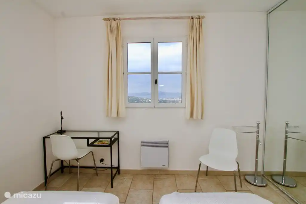 Schlafzimmer 4 In jedem Schlafzimmer befindet sich ein kleiner Schreibtisch mit einer Lampe.