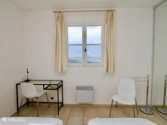 Villa Bonbonnette huren in Frankrijk, Côte d´Azur, Sainte-Maxime - villa Slaapkamer 4  in elke slaapkamer staat een klein bureautje met een lampje.