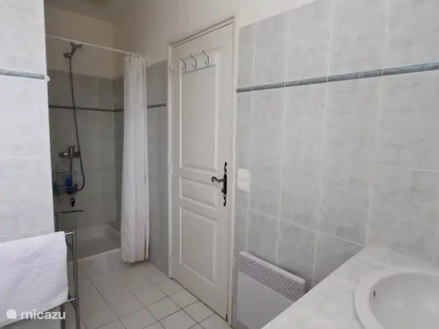 Villa Bonbonnette huren in Frankrijk, Côte d´Azur, Sainte-Maxime - villa In de badkamer is eenbad en een douche en een wastafel met twee bassins.