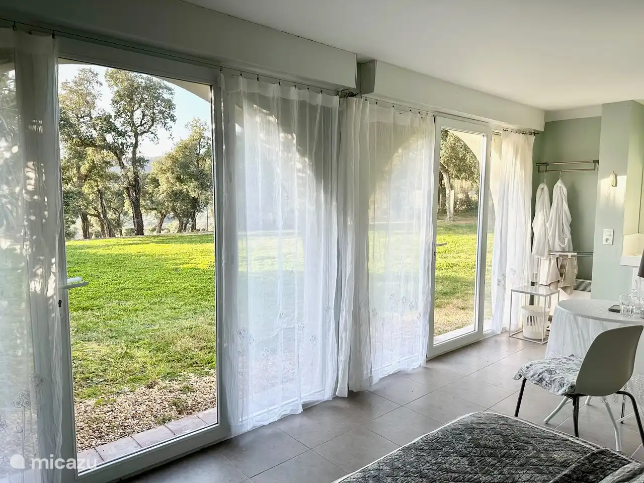 Zimmer 5 (Gartenzimmer) mit Blick auf den Garten und das Naturschutzgebiet