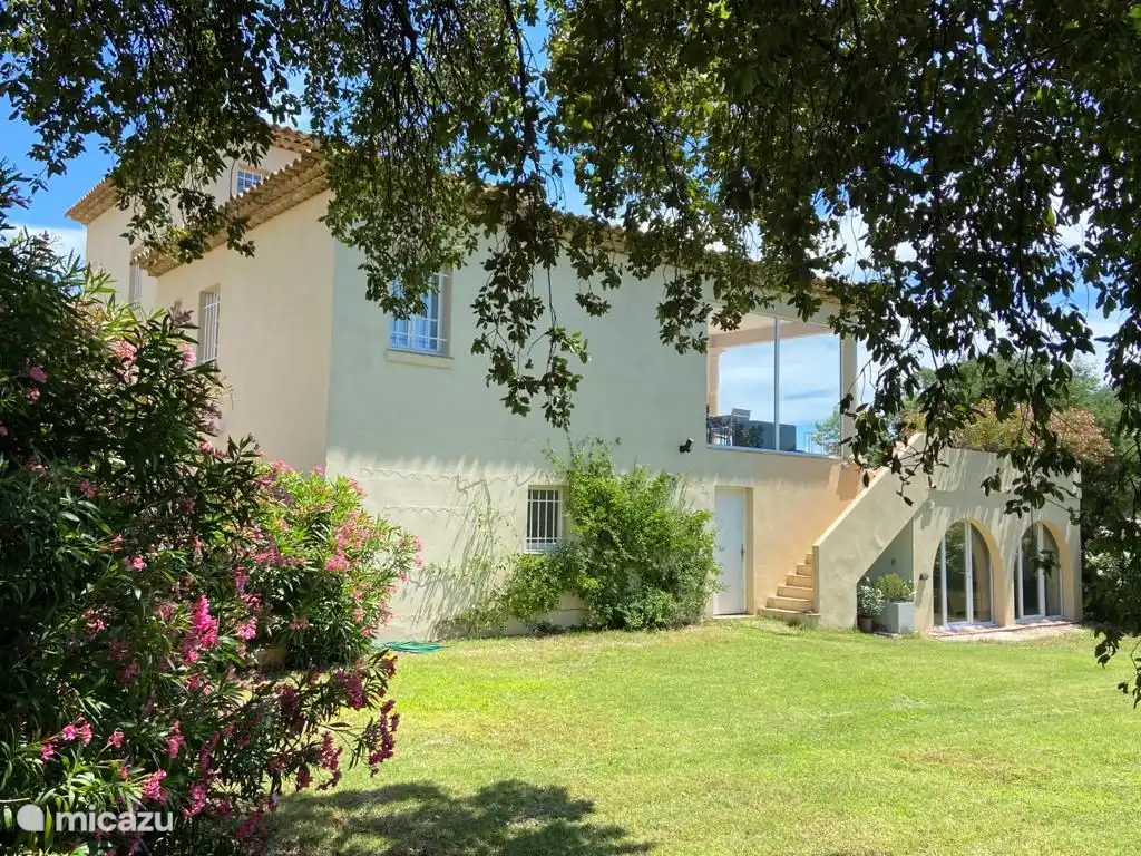 Das Gartenzimmer gelangte über die Treppe nach draußen - abends gibt es ein Licht, das sich von selbst ein- und ausschaltet.