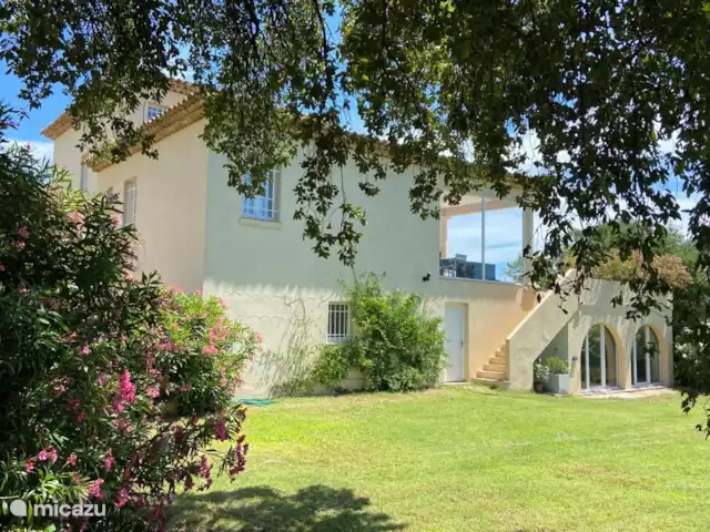 Villa Bonbonnette huren in Frankrijk, Côte d´Azur, Sainte-Maxime - villa De tuinkamer bereikte buitenom via de trap - in de avond brandt er een lichtje dat vanzelf aan en uit gaat.