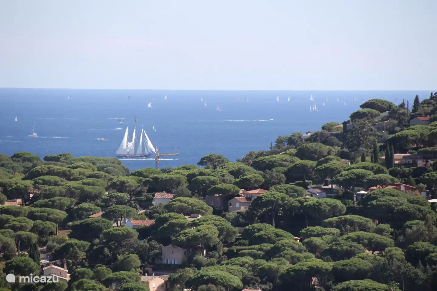 Blick vom Garten auf die Weite des Mittelmeers.