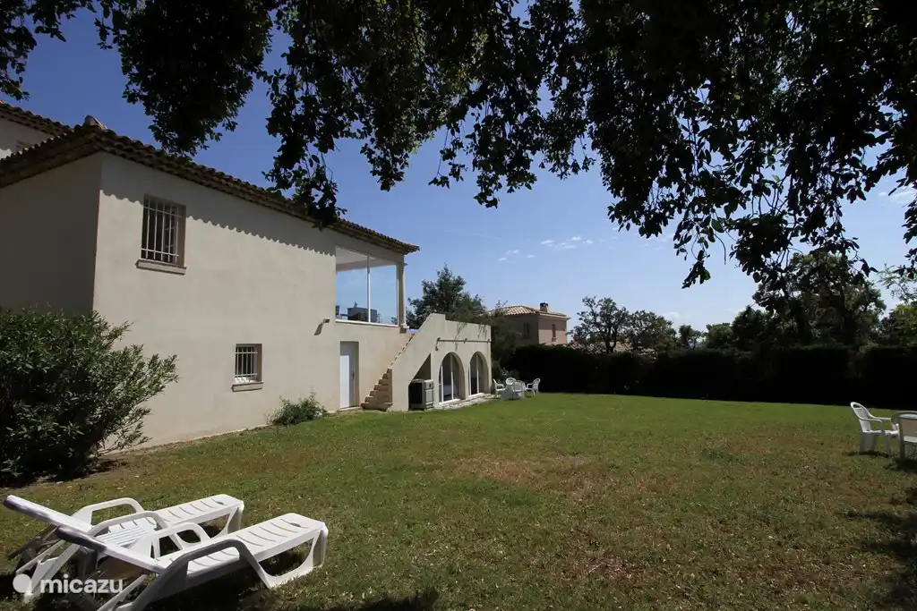 Flaches Gartenhaus auf der Westseite angrenzend an das Naturschutzgebiet.