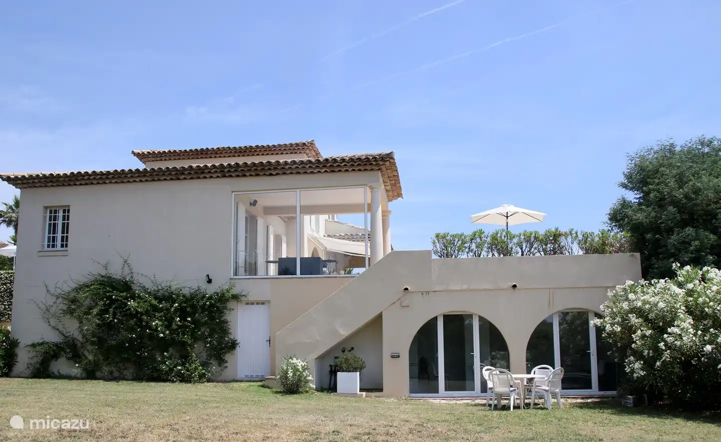 Seitenansicht vom unteren Garten -- mit Blick auf das Gartenzimmer