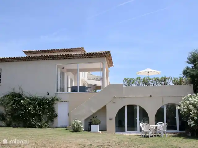 Villa Bonbonnette huren in Frankrijk, Côte d´Azur, Sainte-Maxime - villa zijaanzicht vanuit de benedentuin -- met uitzicht op de tuinkamer