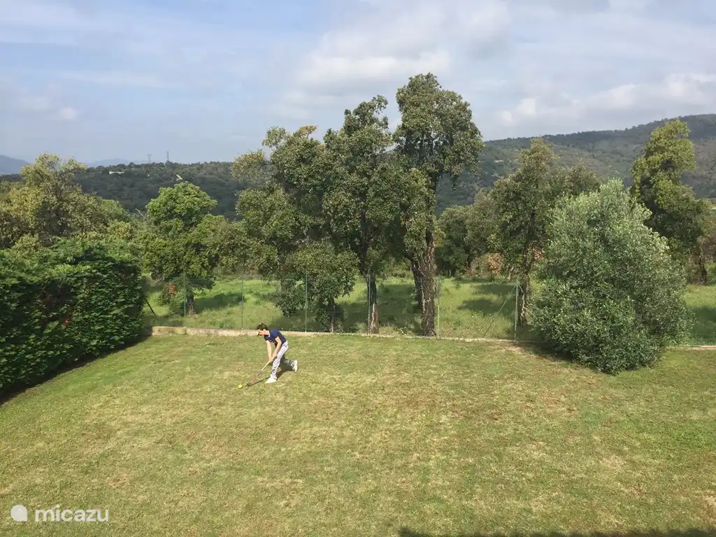 Flacher Teil des Gartens, ideal für die Kinder zum Spielen