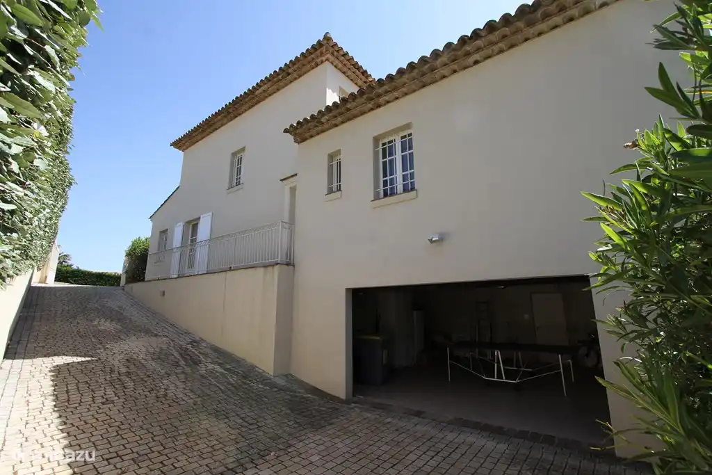 Haus auf der Nordseite - Zugang von der Straße und Zugang zur Garage - und zum unteren Garten.