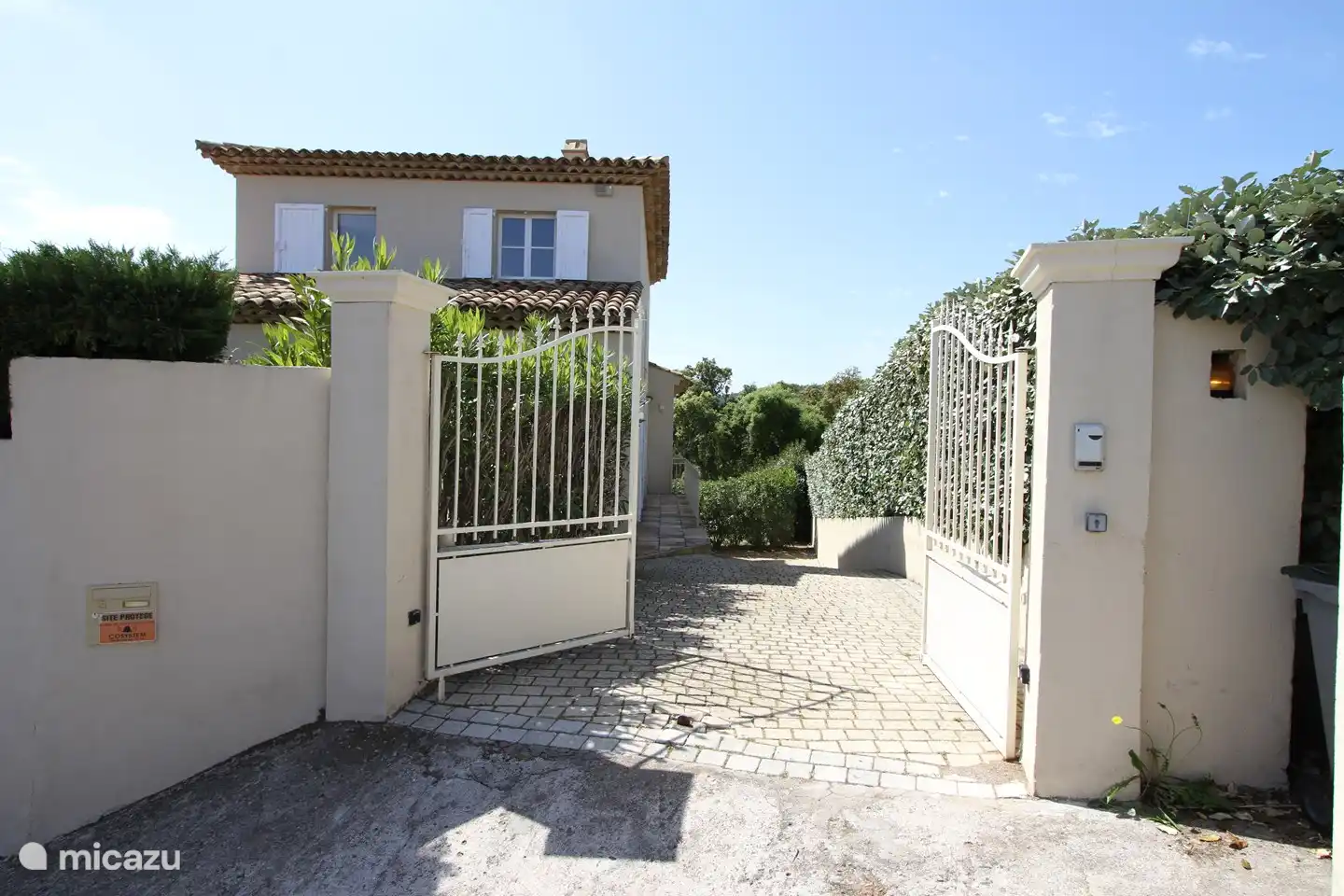 Der Eingang - elektrisches Tor - kann mit der Fernbedienung geöffnet werden.