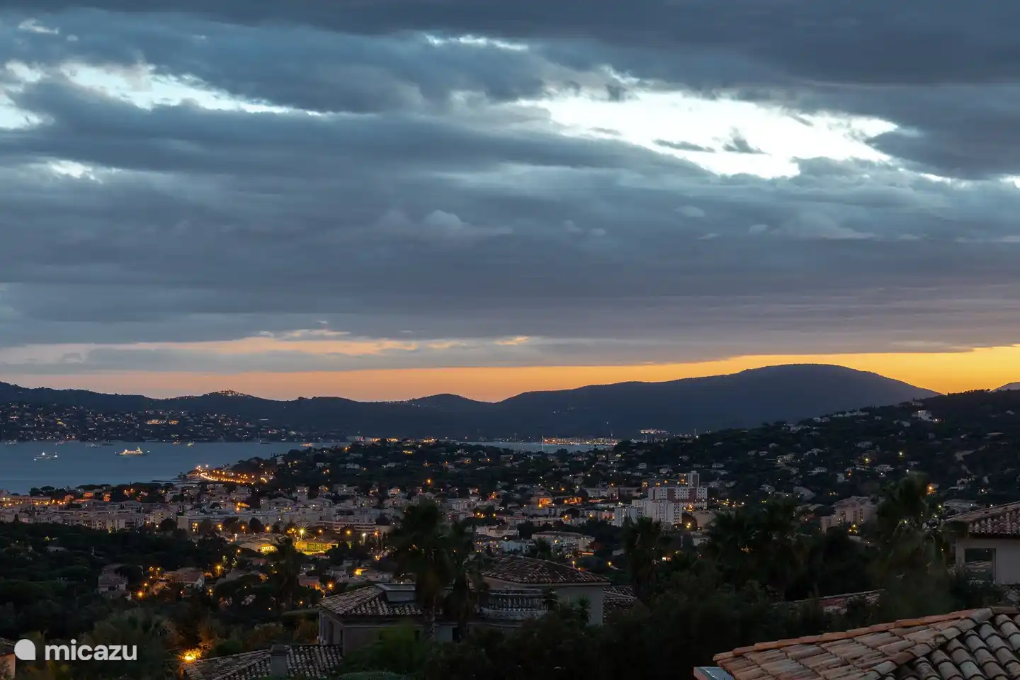 Nachts über Ste Maxime und im Hintergrund St. Tropez