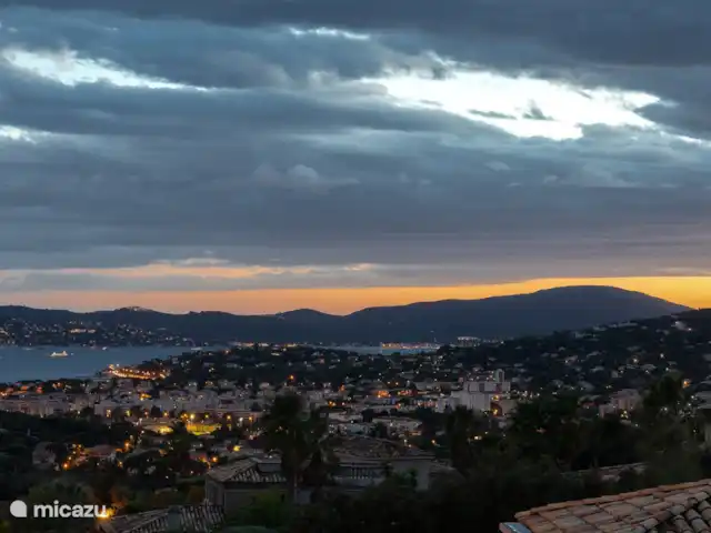 Villa Bonbonnette huren in Frankrijk, Côte d´Azur, Sainte-Maxime - villa Nacht over Ste Maxime en op de achtergrond St Tropez