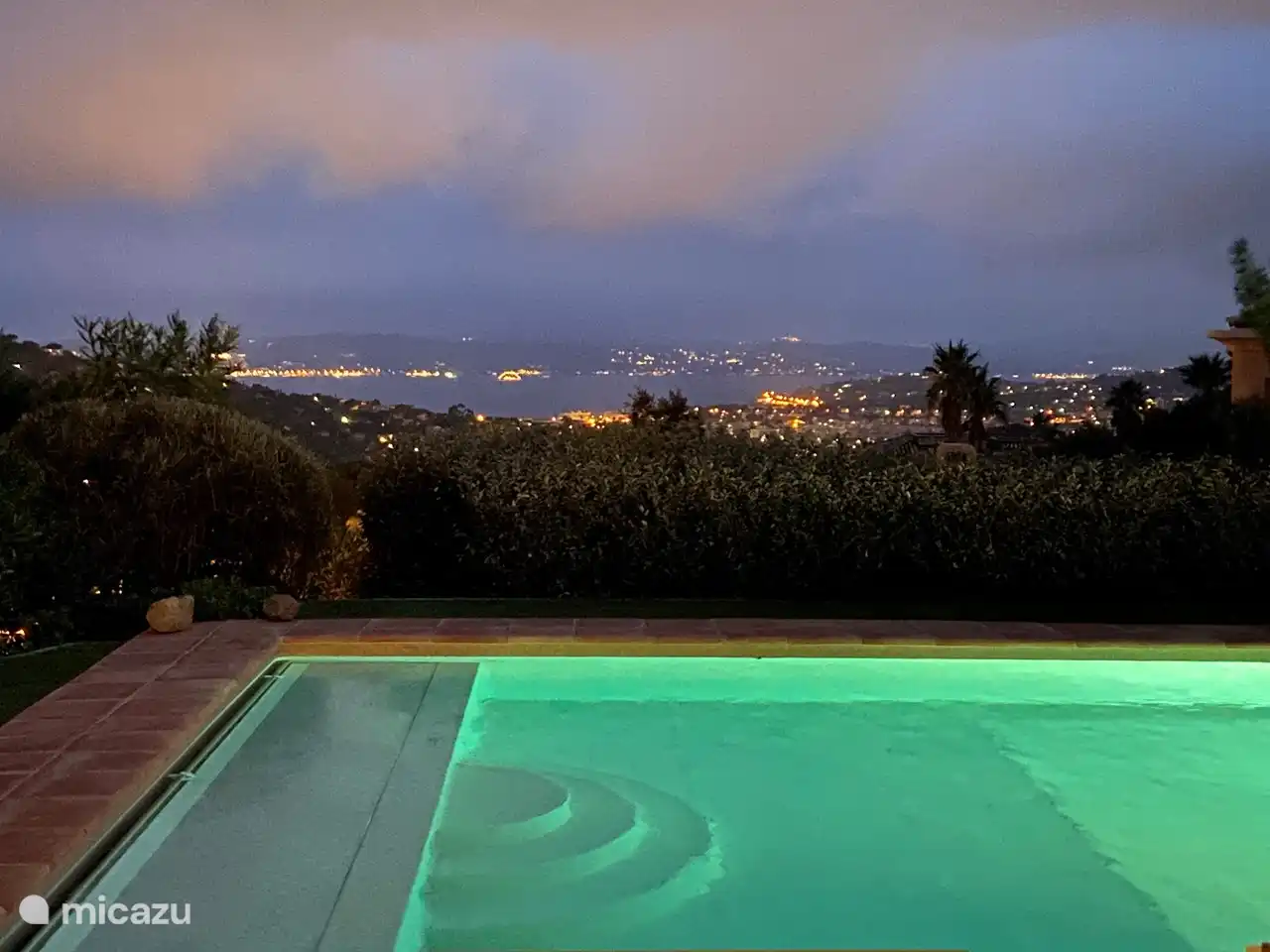 Der Pool kann nachts beleuchtet werden.