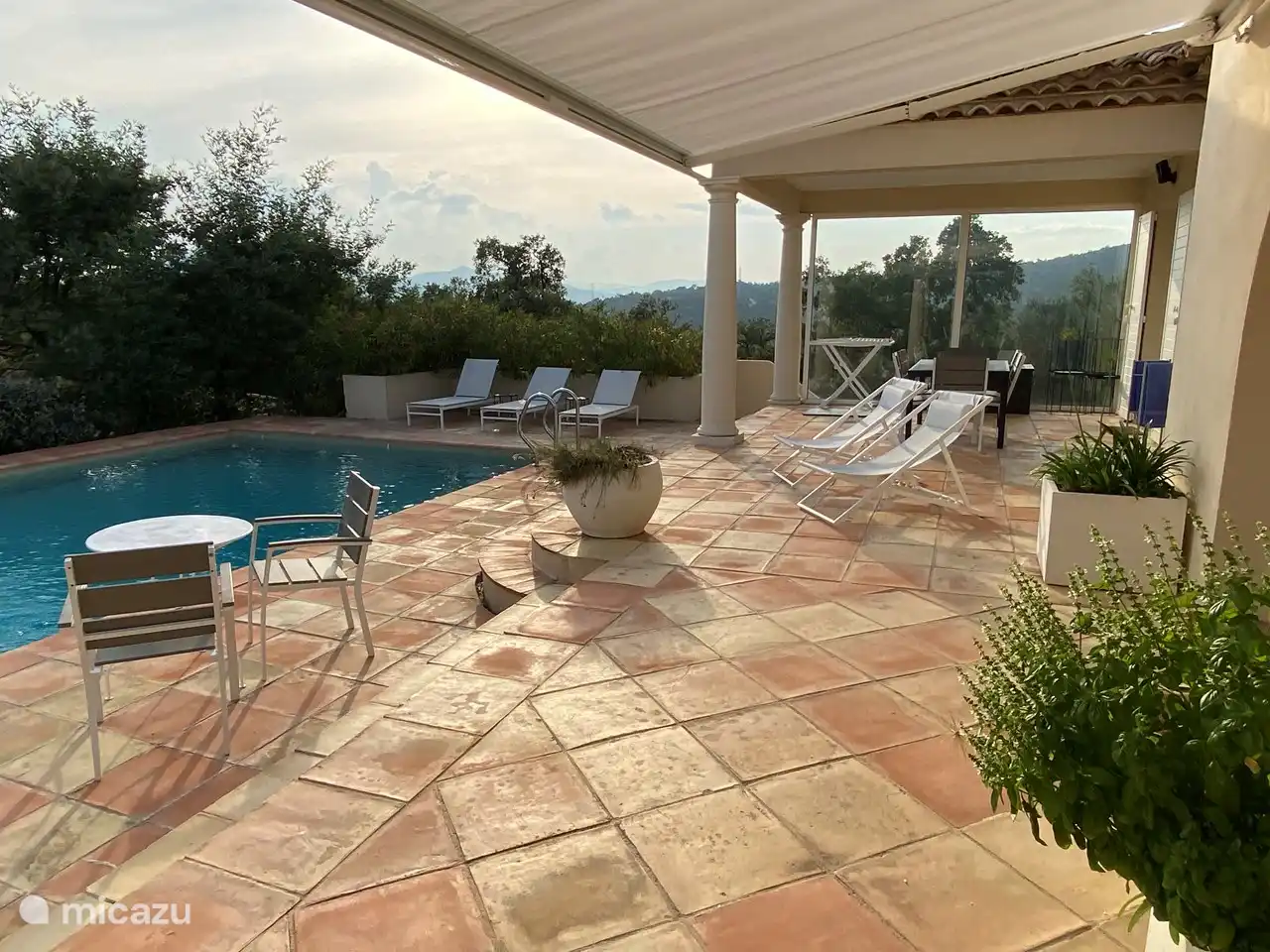 Sie können sowohl in der Sonne als auch im Schatten der überdachten Terrasse sitzen
