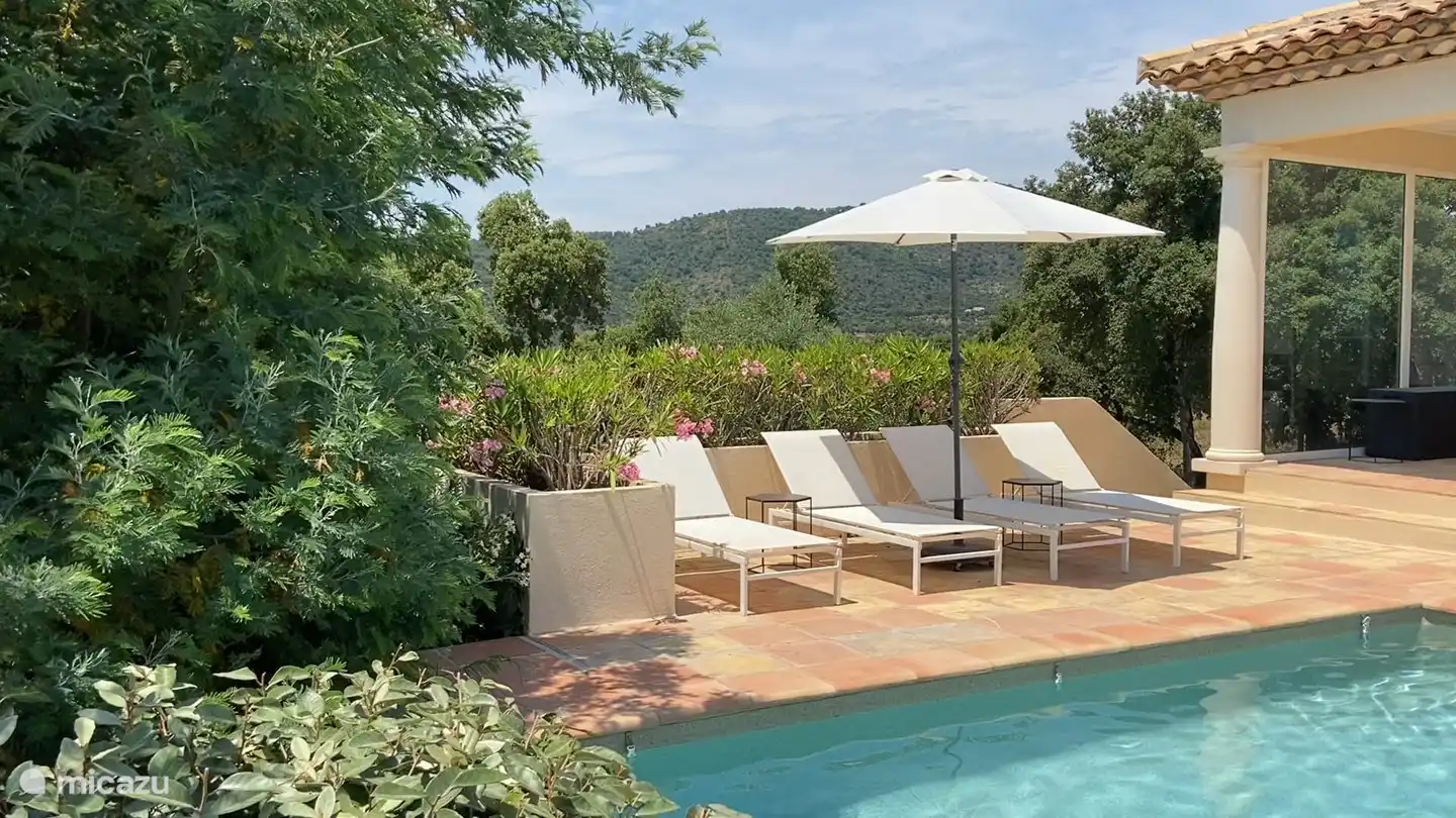 Entspannen Sie sich mit Blick auf den Pool