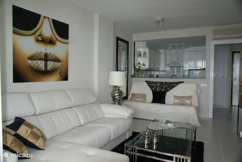 lounge with fixed sleeping bed, large TV, wifi and TV flanders or canal digital