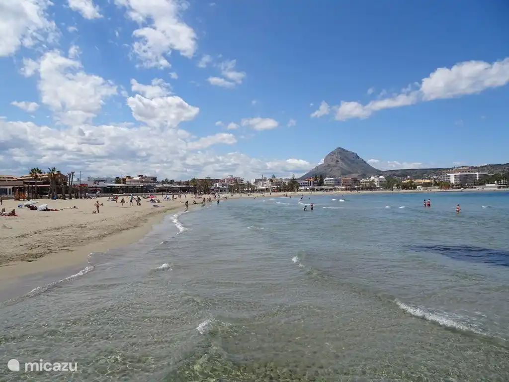 Arenal con el Montgó al fondo