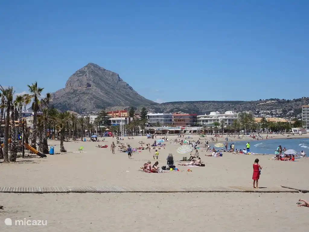 Playa de arena del Arenal a tan solo 500 metros