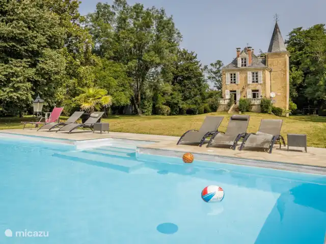 Château de Sarrazac | France, Dordogne, Sarrazac - manoir / château La piscine