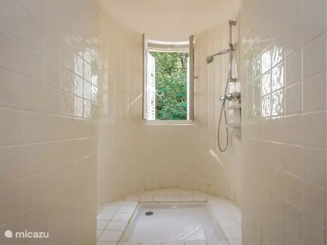 Château de Sarrazac | France, Dordogne, Sarrazac - manoir / château Salle de Bains