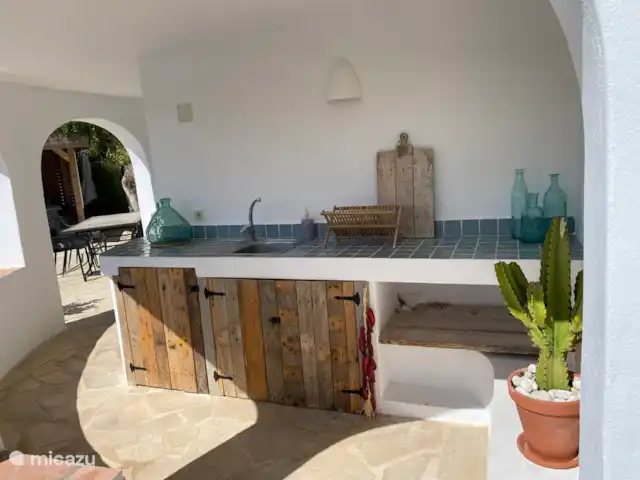 Casa Lynn | Espagne, Costa Blanca, Jávea - villa Cette cuisine extérieure spacieuse est entièrement équipée avec un réfrigérateur, de l’eau courante froide, un barbecue et un espace de rangement pratique.