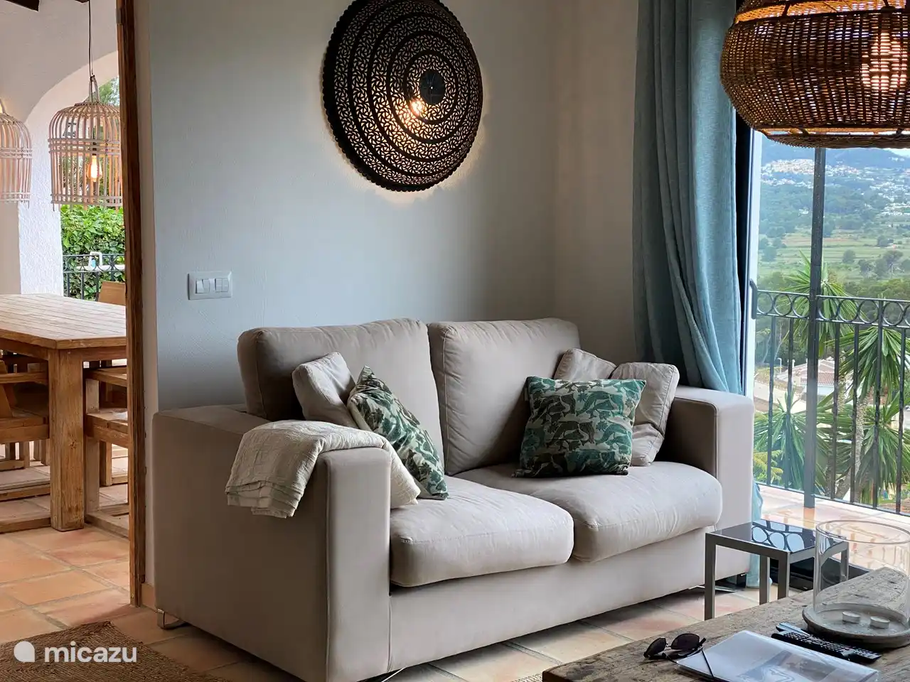 Del salón a la terraza cubierta