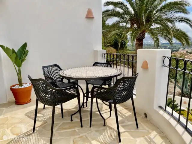 Casa Lynn | Espagne, Costa Blanca, Jávea - villa Le studio au rez-de-chaussée dispose d’une terrasse privée avec auvent, idéale pour trouver de l’ombre lors des journées chaudes. La terrasse offre une belle vue sur les environs.
