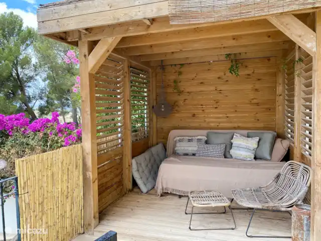 Casa Lynn | Espagne, Costa Blanca, Jávea - villa Des endroits ont été créés tout au long du jardin où vous pourrez vous détendre en toute tranquillité, y compris cette canopée.