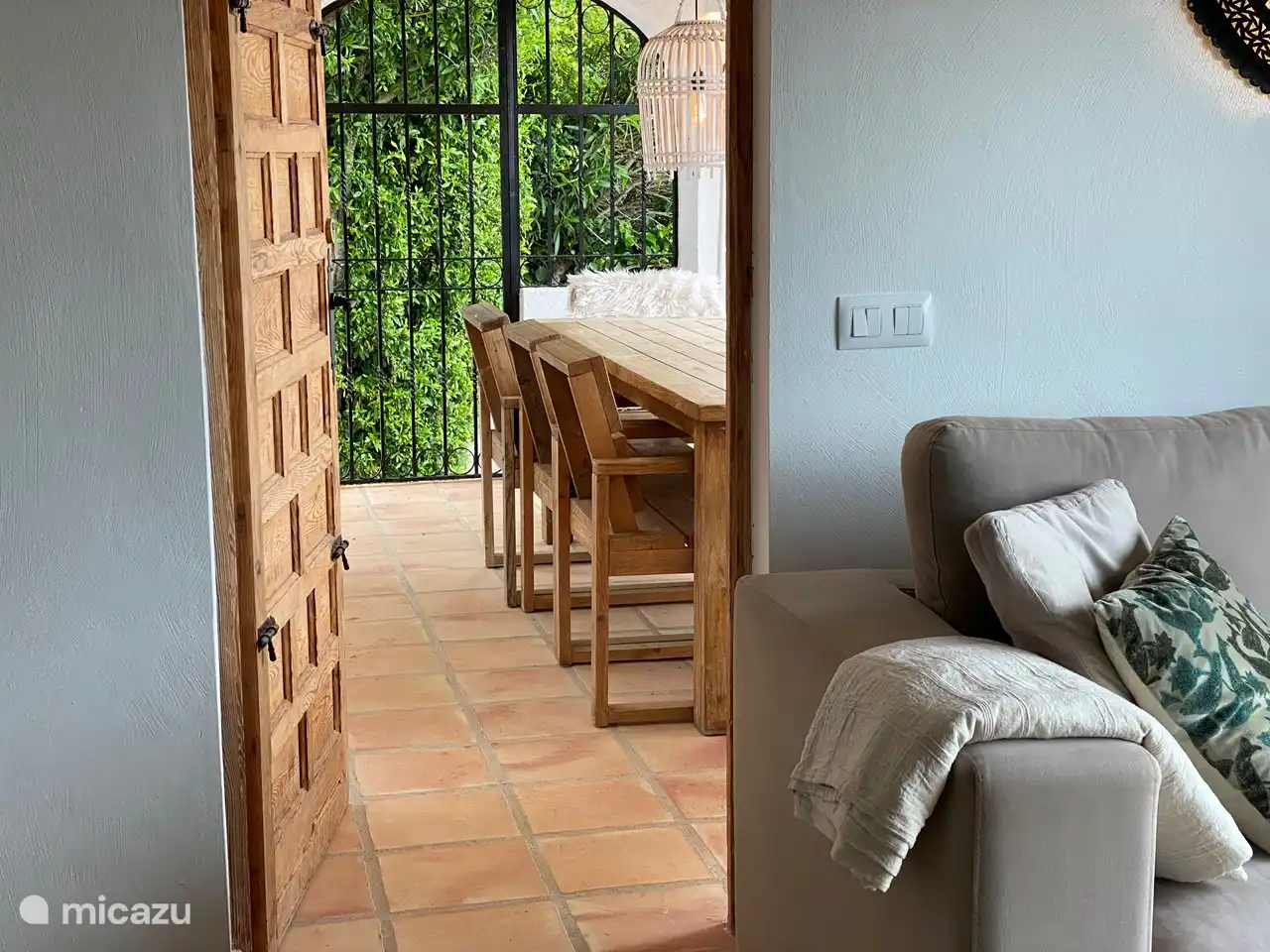 Junto a la sala de estar hay una terraza cubierta.